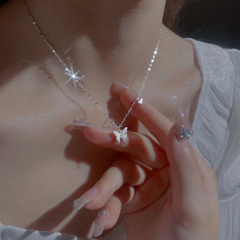 Colgante de plata con forma de mariposa