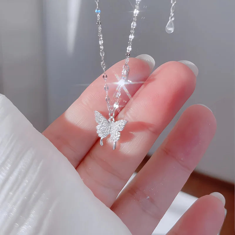 Colgante de plata con forma de mariposa