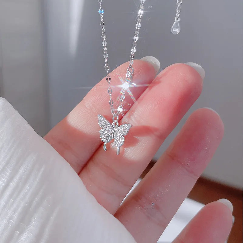 Colgante de plata con forma de mariposa