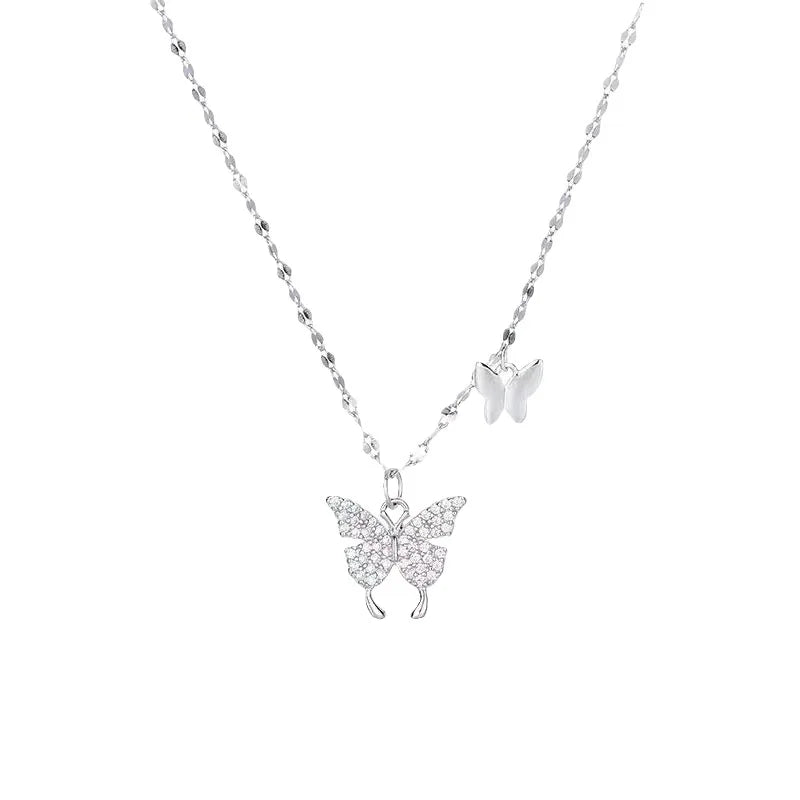 Colgante de plata con forma de mariposa