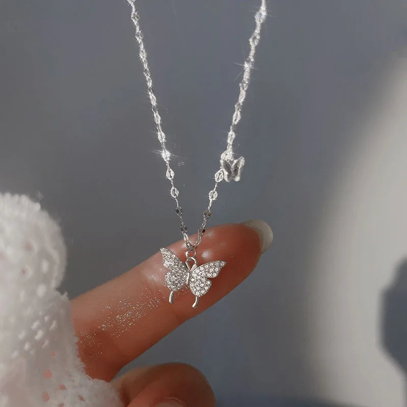Colgante de plata con forma de mariposa